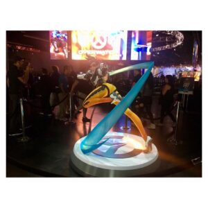 Cara Theobold Instagram - #tbt Looking back at Team Overwatch’s very first #Blizzcon back in 2016 (!!) what an amazing few days it was 🧡💫 ‘You know, the world could always use more heroes!’
.
I hope everyone enjoys #BlizzConline this weekend 🤩 #Blizz30 #Overwatch #Tracer