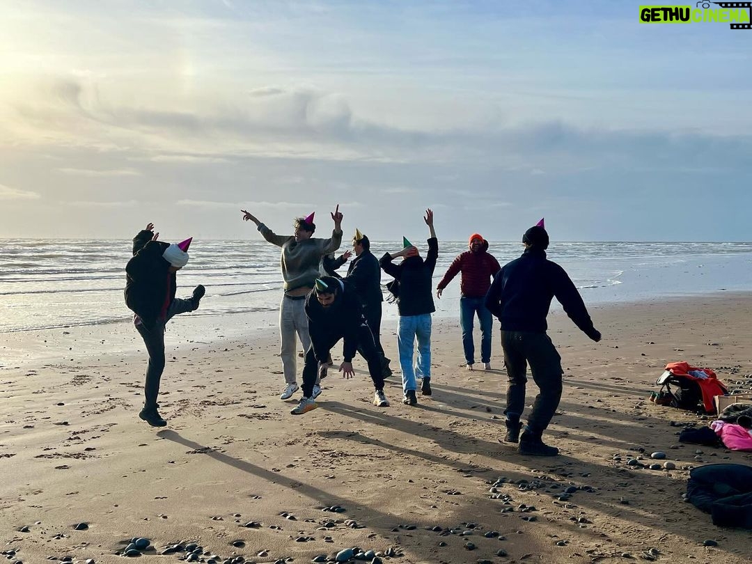 Cara Theobold Instagram - Happy happy new year! The sea was absolutely freezing 💙❤️🔥 Lake District