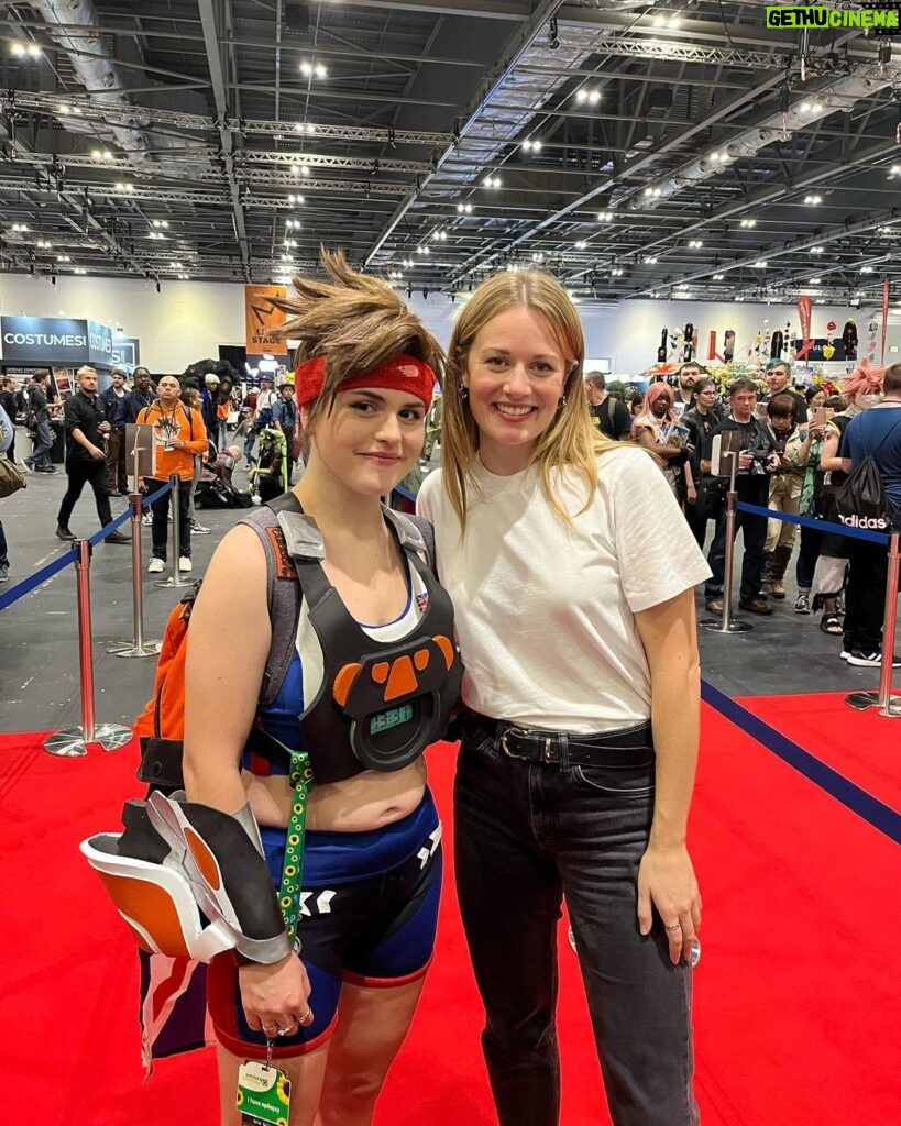 Cara Theobold Instagram - Me & Tracer & some really awesome Tracer cosplayers (& an Emily!) Thanks everyone for coming down to Comicon this weekend 😘⚡️ @mcmcomiccon #overwatch #tracer