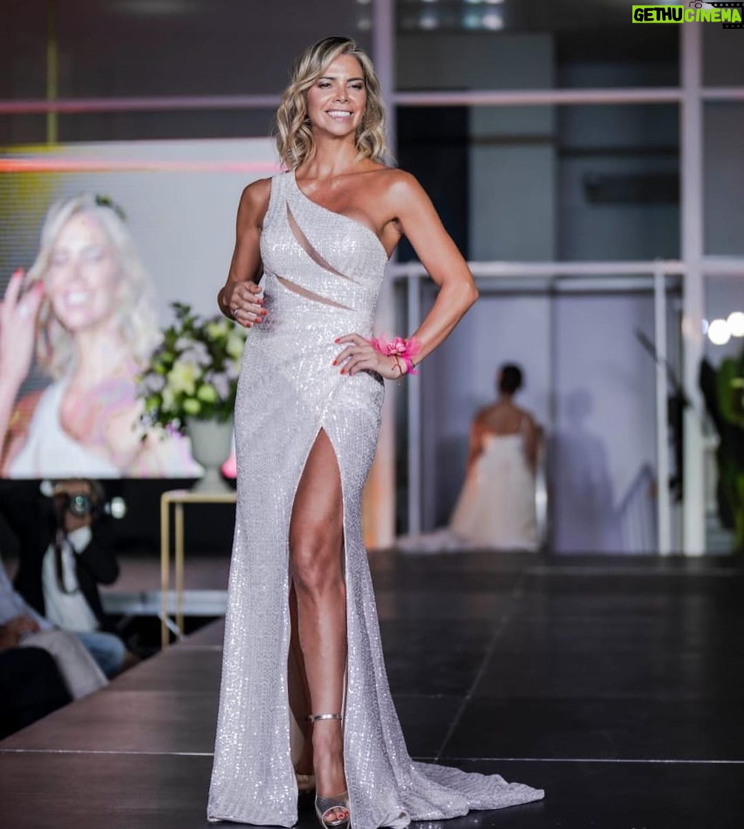 Carla Ochoa Instagram - Me enviaron estas lindas fotos del Maravilloso evento de la semana pasada #casateconlacausa realizado por @clinicalaparva @fundaciononcologica @nevadanovias @pelle__home y quise compartirlas con ustedes. Espero les gustenđź’– Chile