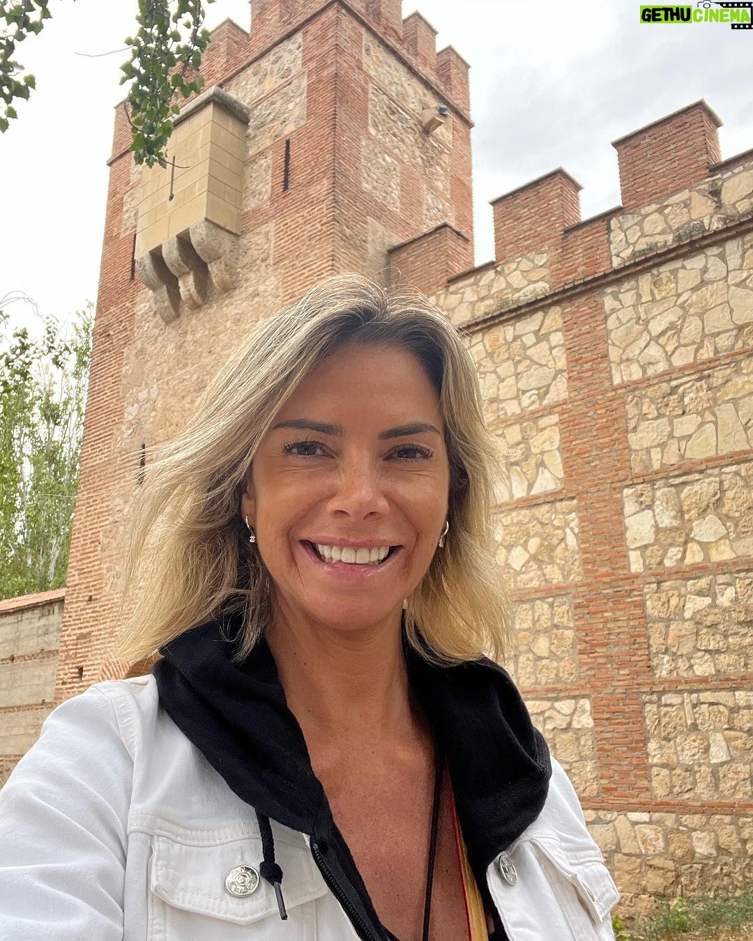 Carla Ochoa Instagram - Confía en el tiempo que suele dar dulces salidas a muchas amargas dificultades. MIGUEL DE CERVANTES SAAVEDRA. En el lugar donde nació este gran escritor .🇪🇸😍 Alcalá de Henares (Madrid)