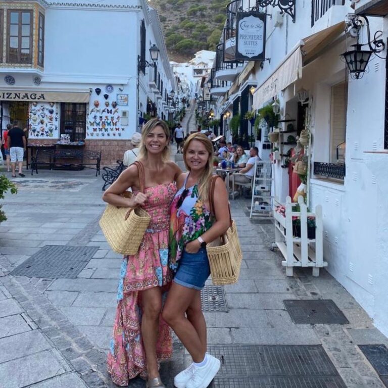 Carla Ochoa Instagram - Un mes realmente maravilloso en España hermanita. Gracias por mostrarme parte de este hermoso País.❤️🇪🇸✨