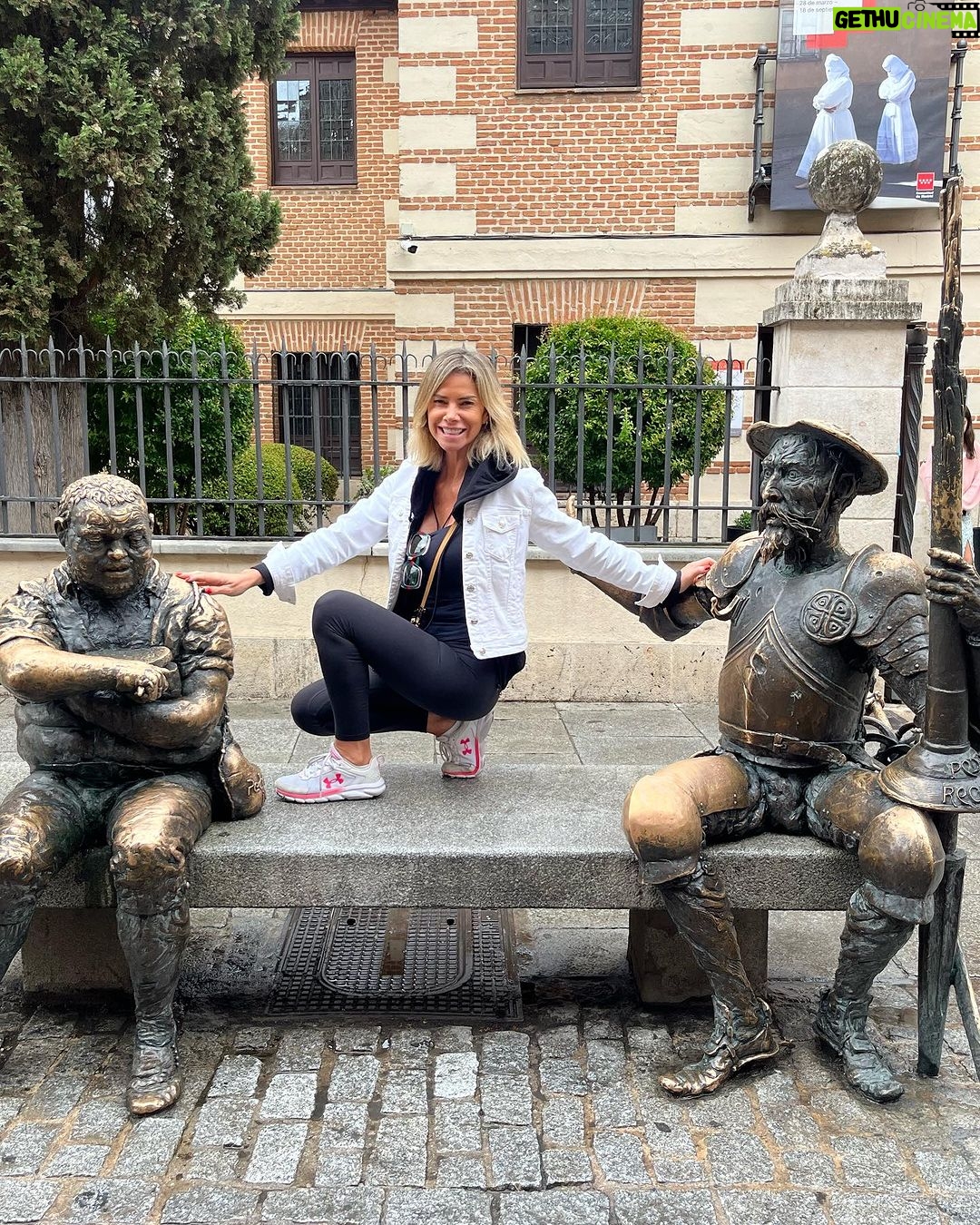 Carla Ochoa Instagram - Confía en el tiempo que suele dar dulces salidas a muchas amargas dificultades. MIGUEL DE CERVANTES SAAVEDRA. En el lugar donde nació este gran escritor .🇪🇸😍 Alcalá de Henares (Madrid)