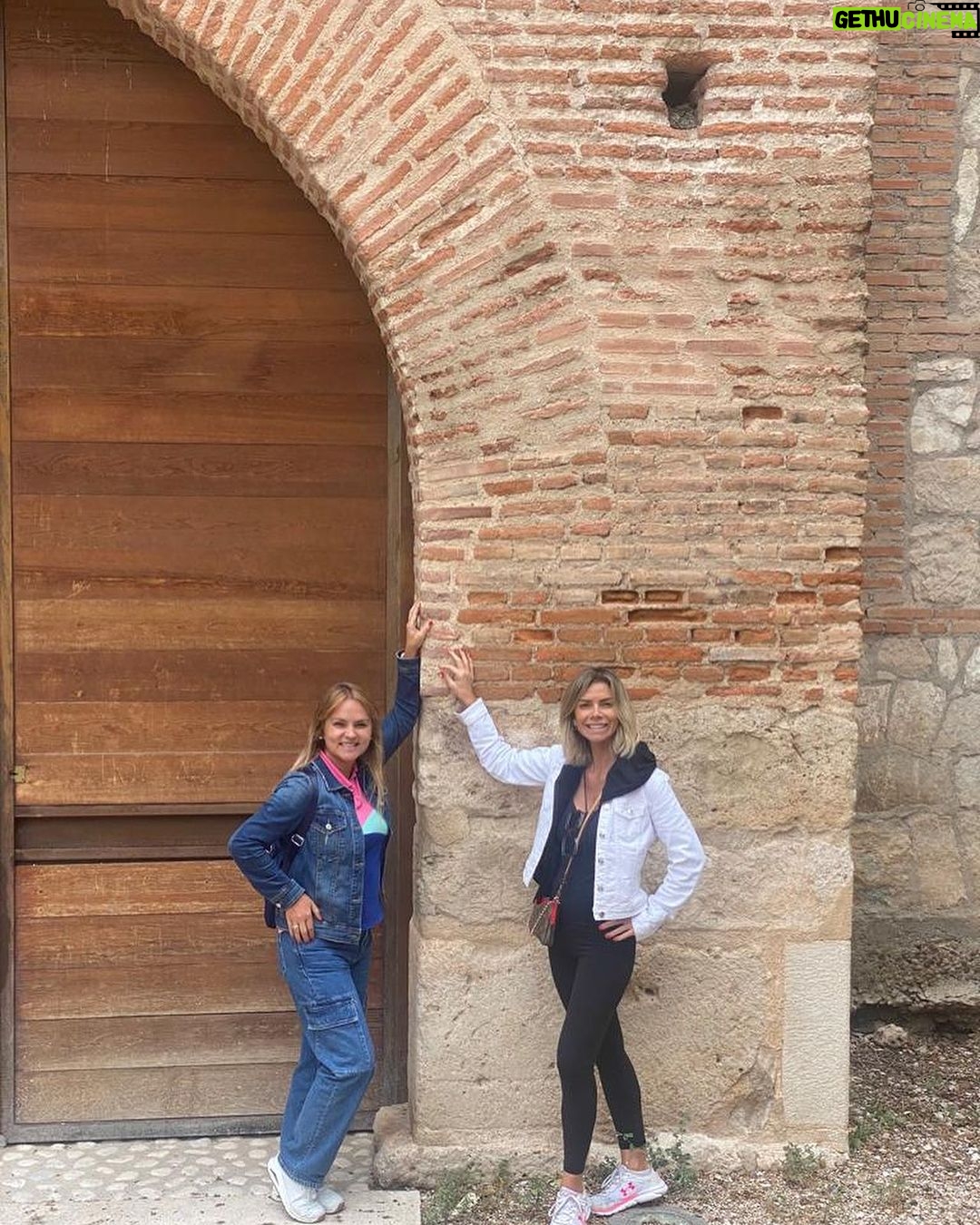 Carla Ochoa Instagram - Confía en el tiempo que suele dar dulces salidas a muchas amargas dificultades. MIGUEL DE CERVANTES SAAVEDRA. En el lugar donde nació este gran escritor .🇪🇸😍 Alcalá de Henares (Madrid)