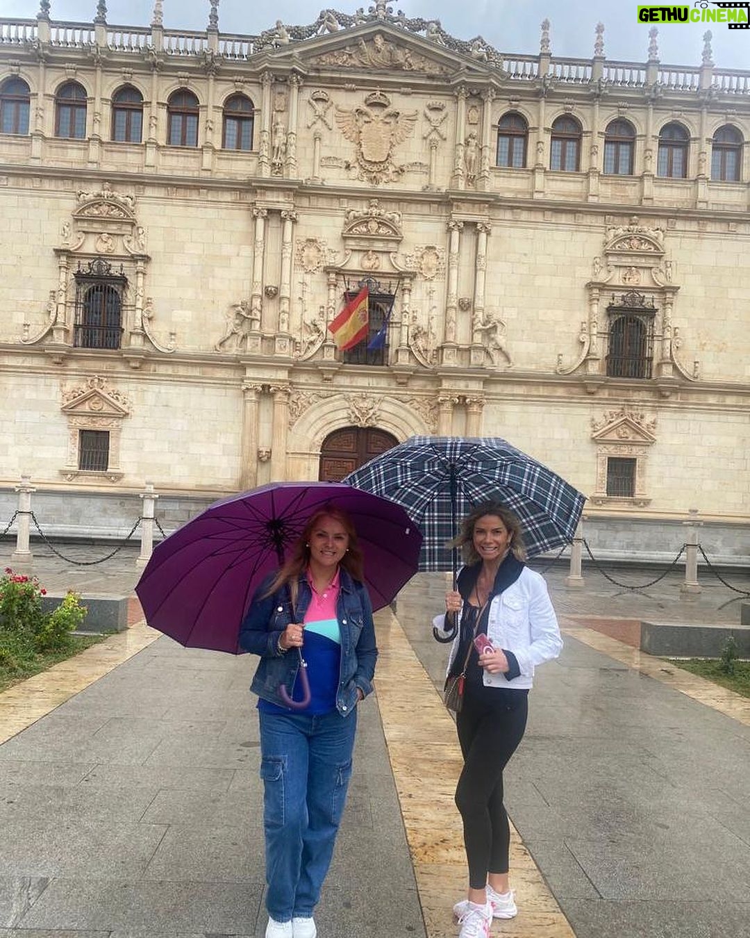 Carla Ochoa Instagram - Confía en el tiempo que suele dar dulces salidas a muchas amargas dificultades. MIGUEL DE CERVANTES SAAVEDRA. En el lugar donde nació este gran escritor .🇪🇸😍 Alcalá de Henares (Madrid)