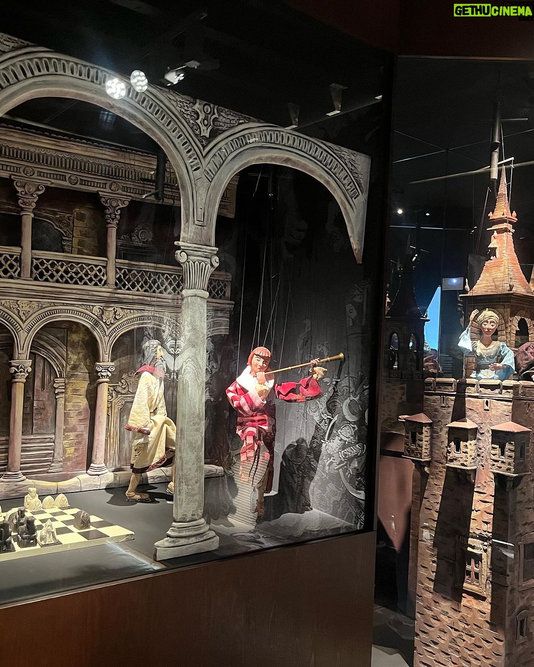 Carla Ochoa Instagram - Confía en el tiempo que suele dar dulces salidas a muchas amargas dificultades. MIGUEL DE CERVANTES SAAVEDRA. En el lugar donde nació este gran escritor .🇪🇸😍 Alcalá de Henares (Madrid)