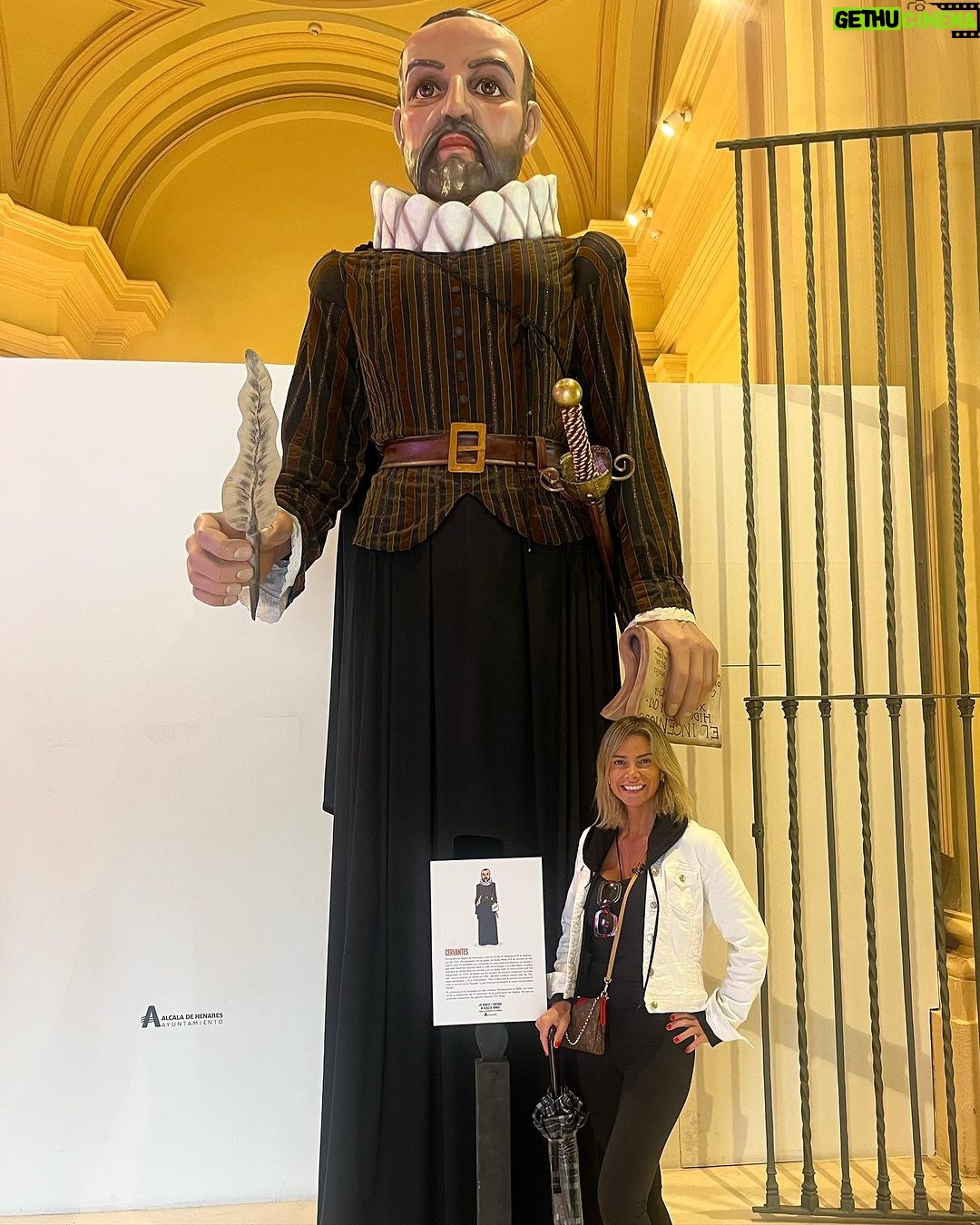 Carla Ochoa Instagram - Confía en el tiempo que suele dar dulces salidas a muchas amargas dificultades. MIGUEL DE CERVANTES SAAVEDRA. En el lugar donde nació este gran escritor .🇪🇸😍 Alcalá de Henares (Madrid)