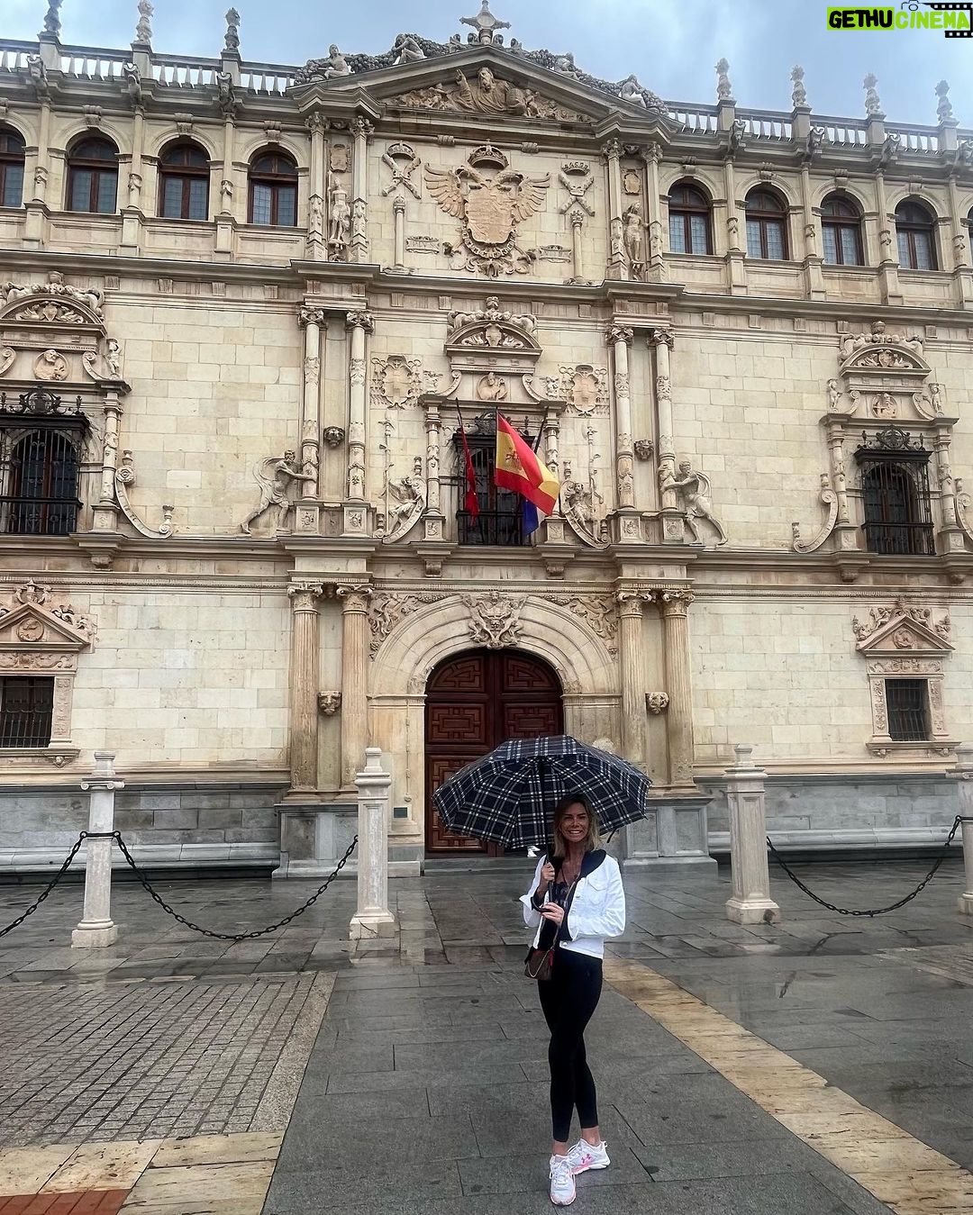 Carla Ochoa Instagram - Confía en el tiempo que suele dar dulces salidas a muchas amargas dificultades. MIGUEL DE CERVANTES SAAVEDRA. En el lugar donde nació este gran escritor .🇪🇸😍 Alcalá de Henares (Madrid)