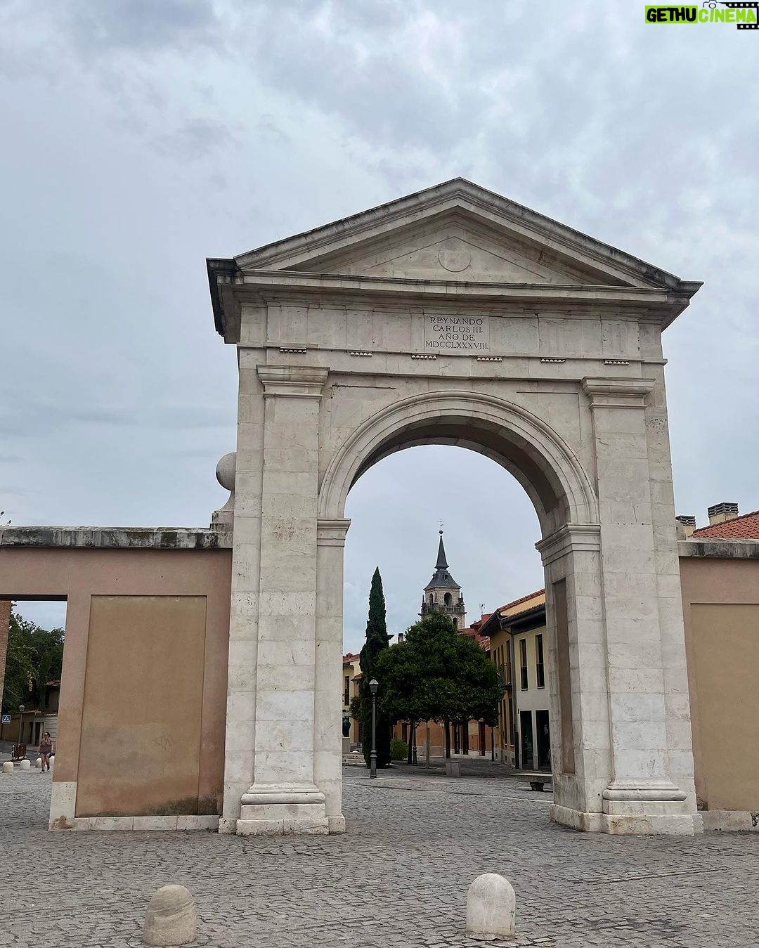 Carla Ochoa Instagram - Confía en el tiempo que suele dar dulces salidas a muchas amargas dificultades. MIGUEL DE CERVANTES SAAVEDRA. En el lugar donde nació este gran escritor .🇪🇸😍 Alcalá de Henares (Madrid)