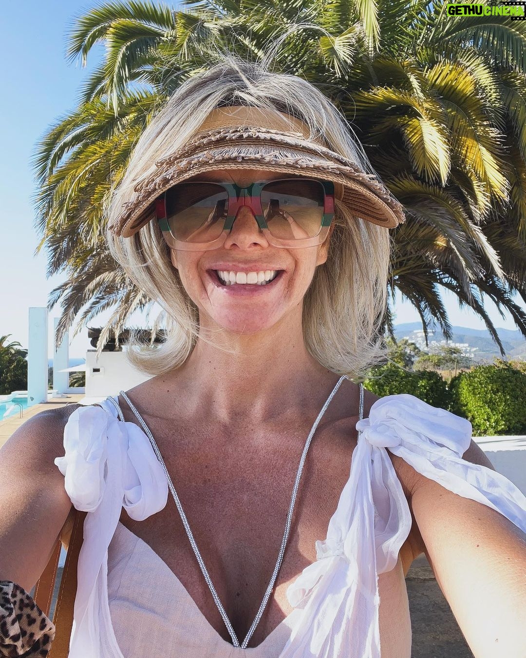 Carla Ochoa Instagram - Infinito Amor , buena salud y muchísima Actitud para este Año #2024 . Un abrazo para todos con todo mi Cariño y Corazón 💖