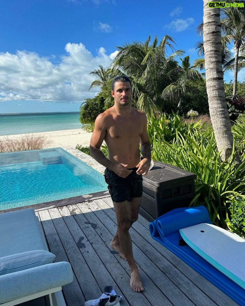 Carlos Sainz Jr. Instagram - Bahamas dump 🏝️ Ready for Vegas! ♠️♦️