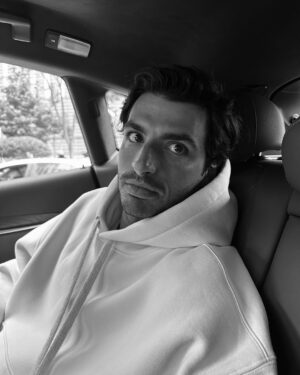 Carlos Sainz Jr. Instagram - B&W NY edition 🍎