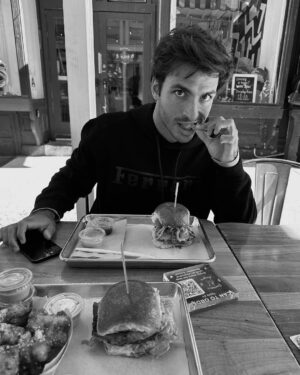 Carlos Sainz Jr. Instagram - B&W NY edition 🍎