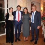 Carlos Sainz Jr. Instagram - Happy new year from the Sainz's 🥂🎊 Wishing everyone all the best for 2024. We missed you @anasainzvdec ❤️