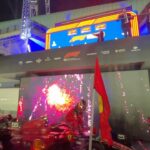 Carlos Sainz Jr. Instagram - SOAK IT UP! 🤜🤛 What an incredible drive @carlossainz55 💪 #SingaporeGP 🇸🇬 #F1 #CarlosSainz Marina Bay Singapore