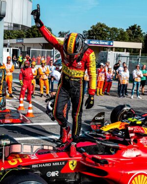 Carlos Sainz Jr. Instagram - 🇮🇹💪🏼 Yeah, we have it! Pole in Monza! Incredible to do it in front of all of you, Tifosi! Time to stay focused, we race tomorrow!!
-
#carlossainz