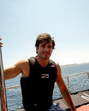 Carlos Sainz Jr. Instagram - Best way to recharge batteries 🌊
-
#Carlossainz