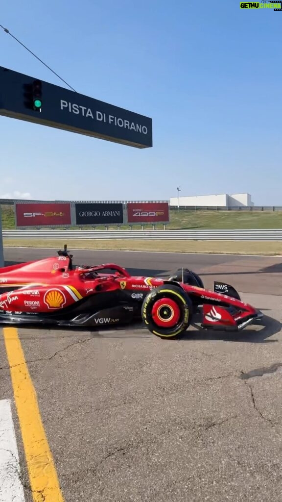 Carlos Sainz Jr. Instagram - The SF-24 hits the track for the first time with @carlossainz55 behind the wheel ✌️ #CarlosSainz #F1 #SF24 Maranello