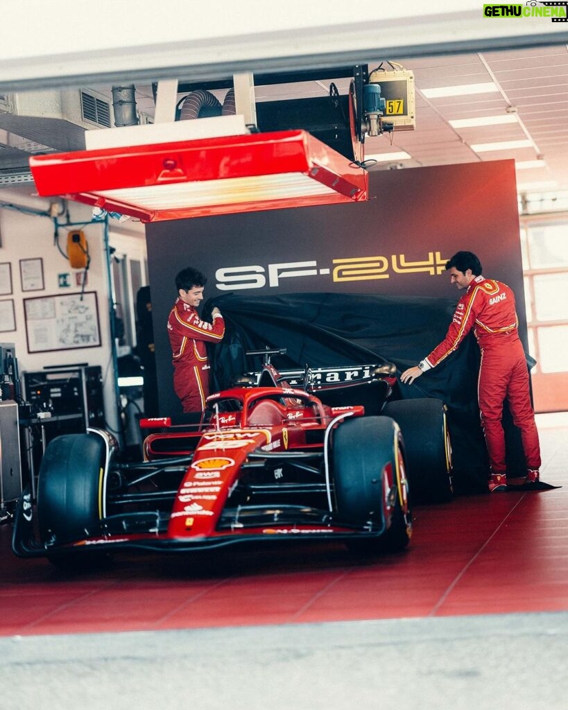 Carlos Sainz Jr. Instagram - Meet my Valentine ❤️ First laps with the SF-24! Maranello
