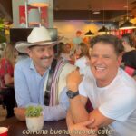 Carlos Vives Instagram - Mi felicidad es que el mundo siga descubriendo las cualidades de nuestro país y conozca el café de la Sierra Nevada, esta zona que ofrece los mejores cafés del planeta, sembrados a la sombra de sus bosques nativos❤️☕️ @juanvaldezcafe