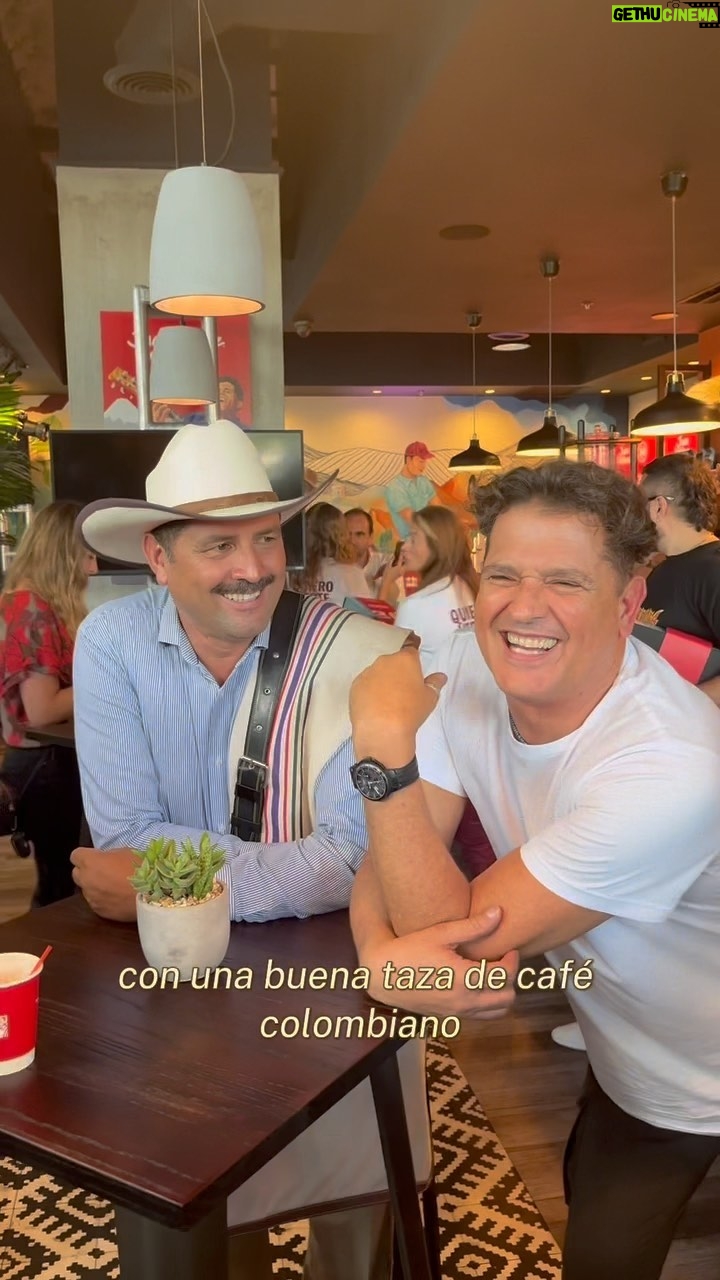 Carlos Vives Instagram - Mi felicidad es que el mundo siga descubriendo las cualidades de nuestro país y conozca el café de la Sierra Nevada, esta zona que ofrece los mejores cafés del planeta, sembrados a la sombra de sus bosques nativos❤️☕️ @juanvaldezcafe
