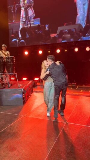 Carlos Vives Instagram - ¡Muchacha barranquillera nos dejaste locos a todos! Gracias por esa sorpresa tan especial, por celebrar conmigo estos 30 ☺️❤️ Ey ¡Que bien bailas ja ja ja te quiero! @shakira
