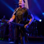 Carlos Vives Instagram - Estas calles las he caminado varías veces y estas caras de felicidad siempre me traen de regreso a Chicago … Gracias por celebrar nuestros 30 años con tanto cariño 🙌🏼 Hoy nos vemos en Boston y mañana en DC ¡No paramos! Chicago, Illinois USA