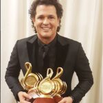 Carlos Vives Instagram - Nuestros shows en Premio Lo Nuestro, siempre serán un buen recuerdo, además este año estamos nominados en las categorías Álbum del Año y Álbum Tropical del Año con “Escalona nunca se había grabado así”, Colaboración Tropical del Año con “Las Mujeres” junto a mi querido Juanes y Artista Tropical del Año❤️ Pueden votar en www.premiolonuestro.com/vota #Tbt @gairamusicalocal @premiolonuestro @juanes