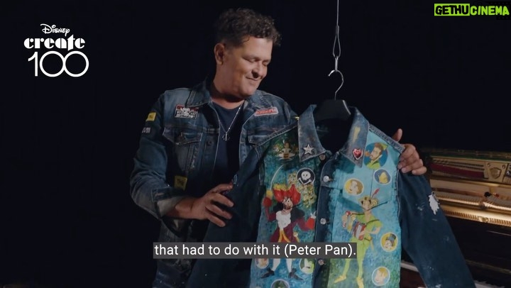 Carlos Vives Instagram - Si Disney tiene un mensaje en estos 100 años es decirle a la humanidad: no pierdas el niño interior, porque el niño nunca se va❤️ #LaTierraDelOlvido #ElPaísDelNuncaJamás @gusi @disneystyle @ohmydisneyla