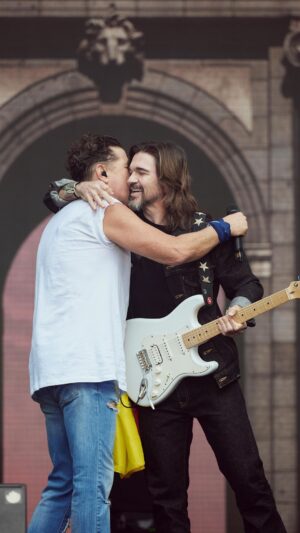 Carlos Vives Instagram - Cantamos Las Mujeres por primera vez en vivo junto a @juanes en La Puerta de Alcalá. 
Por su puesto, esta canción no falta en el set list para nuestro Tour de los 30 por USA🙌🏼 ¡A minutos de nuestra cita Chicago!

❤️ Próxima parada… Boston 

Entradas en www.carlosvives.com @loudliveentertainment