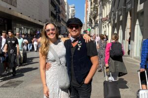 Carlos Vives Instagram - 1. Mi chica y yo amamos Madrid 🇪🇸 @claudiaelena
2. Tuvimos gratas conversaciones con la prensa española
3. Coger sol es mi debilidad
4. Los que durmieron ahí me acompañaron desde la prueba de sonido!!! Gracias
5. Que celebremos siempre lo que nos une❤️
6. Que hay que hacer viejo Ryan... 👀 @ryancastrro
7. No importa en que lugar estaban, a todos los sentí conmigo
8. ❤️🇪🇸