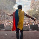 Carlos Vives Instagram - Este fue un día muy especial para mi, para mi familia y todo mi equipo. Verlos a todos con las banderas de esa América donde vivimos y que amamos, fue increíble. Hoy cantamos para que España sepa que nosotros los queremos y celebramos el orgullo de ser hispanoamericanos 🙌🏼🇪🇸 Gracias por las sonrisas, el baile y la energía ¡Estoy feliz! Madrid, los quiero❤️ #ElTourDeLos30 @juanes @ryancastrro @diegotorresmusica @anamenaoficial @rozalenmusic @npastorioficial @carlos_baute @princeroyce Madrid, España