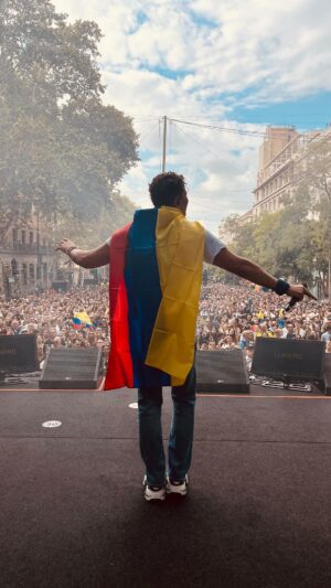 Carlos Vives Instagram - Este fue un día muy especial para mi, para mi familia y todo mi equipo. Verlos a todos con las banderas de esa América donde vivimos y que amamos, fue increíble. 
Hoy cantamos para que España sepa que nosotros los queremos y celebramos el orgullo de ser hispanoamericanos 🙌🏼🇪🇸 
Gracias por las sonrisas, el baile y la energía ¡Estoy feliz! 
Madrid, los quiero❤️

#ElTourDeLos30 @juanes @ryancastrro @diegotorresmusica @anamenaoficial @rozalenmusic @npastorioficial @carlos_baute @princeroyce