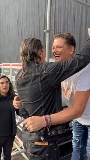 Carlos Vives Instagram - ¡Aquí vamos! Si así estuvo el ensayo no me imagino el show. Ustedes son lo máximo, no puedo creer que durmieron en La puerta de Alcalá para esperar nuestro encuentro. Los adoro, ya los veo🙌🏼🇪🇸