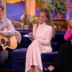 Carlos Vives Instagram - “The Cold Drop” es la cancion que nos abrió las puertas para llevar nuestra música a todo el mundo🙌🏼…. Bueno, “La gota fría” ja ja ja😂 Gracias a las mujeres de The View por este espacio❤️ @theviewabc #LasMujeres New York, New York, Usa