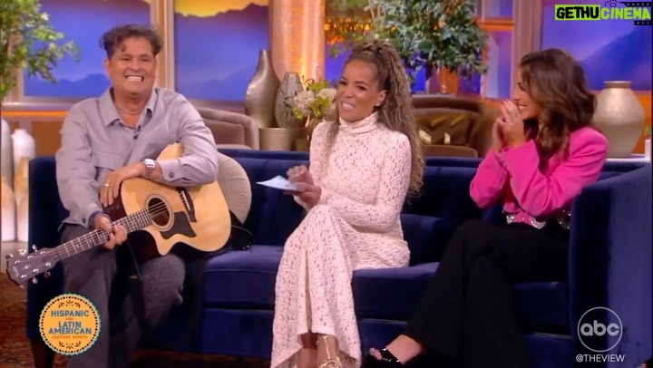Carlos Vives Instagram - “The Cold Drop” es la cancion que nos abrió las puertas para llevar nuestra música a todo el mundo🙌🏼…. Bueno, “La gota fría” ja ja ja😂 Gracias a las mujeres de The View por este espacio❤️ @theviewabc #LasMujeres New York, New York, Usa