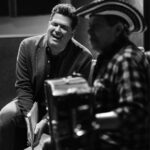 Carlos Vives Instagram - “Escalona nunca se había grabado así” gracias por reconocerlo como uno de los mejores del año. Un disco que soñé y que junto a La Provincia pudimos hacer realidad📀🙌🏼 @gml.estudios @gairamusicalocal @wkrecords #EscalonaNuncaSeHabíaGrabadoAsí Colombia