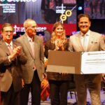 Carlos Vives Instagram - Puedo imaginarme a todos los académicos que estuvieron de acuerdo en entregarme este reconocimiento y yo me atrevería a decir que lo que más valoran no son nuestros éxitos internacionales o la innovación de nuestra propuesta musical, ni los premios, ni el hall de la fama, sino creo que ellos descubrieron que mis sueños siempre han estado aquí🇨🇴 Gracias a la Uninorte por este reconocimiento y por todo el cariño con el Universo Vives. ¡Me gradué!🎓 #VIVESUninorte @uninorteco @sinfonicadecolombia @santicruz @monsieurperine @estereobeat @nicollehorbath ¡Los quiero! Universidad Del Norte