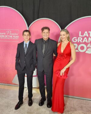 Carlos Vives Instagram - Que la música siga siendo siempre  una excusa para abrazarnos y ser felices ¡Sevilla, dejas una huella imborrable en todos los que pasamos por aquí, te llevo conmigo!❤️🇪🇸 @latingrammys