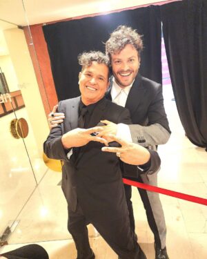 Carlos Vives Instagram - Que la música siga siendo siempre  una excusa para abrazarnos y ser felices ¡Sevilla, dejas una huella imborrable en todos los que pasamos por aquí, te llevo conmigo!❤️🇪🇸 @latingrammys