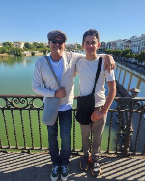 Carlos Vives Instagram - Que la música siga siendo siempre  una excusa para abrazarnos y ser felices ¡Sevilla, dejas una huella imborrable en todos los que pasamos por aquí, te llevo conmigo!❤️🇪🇸 @latingrammys