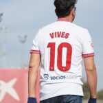 Carlos Vives Instagram - 📸 ¡Gracias por la visita, ℂ𝕒𝕣𝕝𝕠𝕤 𝕍𝕚𝕧𝕖𝕤! 🎤 ⚪️🔴 🙌🏼 #WeareSevilla #NuncaTeRindas #latingrammy