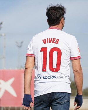 Carlos Vives Instagram - 📸 ¡Gracias por la visita, ℂ𝕒𝕣𝕝𝕠𝕤 𝕍𝕚𝕧𝕖𝕤! 🎤 ⚪️🔴 🙌🏼

#WeareSevilla #NuncaTeRindas #latingrammy
