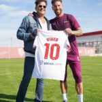 Carlos Vives Instagram - 📸 ¡Gracias por la visita, ℂ𝕒𝕣𝕝𝕠𝕤 𝕍𝕚𝕧𝕖𝕤! 🎤 ⚪️🔴 🙌🏼 #WeareSevilla #NuncaTeRindas #latingrammy
