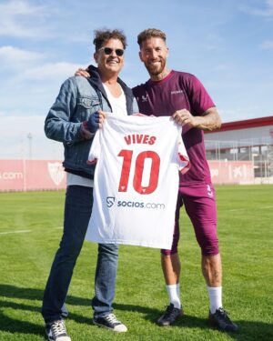 Carlos Vives Instagram - 📸 ¡Gracias por la visita, ℂ𝕒𝕣𝕝𝕠𝕤 𝕍𝕚𝕧𝕖𝕤! 🎤 ⚪️🔴 🙌🏼

#WeareSevilla #NuncaTeRindas #latingrammy
