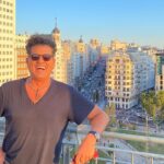 Carlos Vives Instagram - 1. Mi chica y yo amamos Madrid 🇪🇸 @claudiaelena 2. Tuvimos gratas conversaciones con la prensa española 3. Coger sol es mi debilidad 4. Los que durmieron ahí me acompañaron desde la prueba de sonido!!! Gracias 5. Que celebremos siempre lo que nos une❤️ 6. Que hay que hacer viejo Ryan... 👀 @ryancastrro 7. No importa en que lugar estaban, a todos los sentí conmigo 8. ❤️🇪🇸 Madrid, España