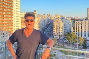 Carlos Vives Instagram - 1. Mi chica y yo amamos Madrid 🇪🇸 @claudiaelena
2. Tuvimos gratas conversaciones con la prensa española
3. Coger sol es mi debilidad
4. Los que durmieron ahí me acompañaron desde la prueba de sonido!!! Gracias
5. Que celebremos siempre lo que nos une❤️
6. Que hay que hacer viejo Ryan... 👀 @ryancastrro
7. No importa en que lugar estaban, a todos los sentí conmigo
8. ❤️🇪🇸
