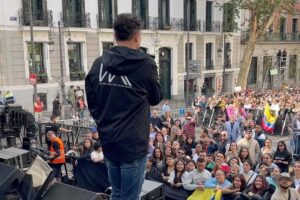Carlos Vives Instagram - 1. Mi chica y yo amamos Madrid 🇪🇸 @claudiaelena
2. Tuvimos gratas conversaciones con la prensa española
3. Coger sol es mi debilidad
4. Los que durmieron ahí me acompañaron desde la prueba de sonido!!! Gracias
5. Que celebremos siempre lo que nos une❤️
6. Que hay que hacer viejo Ryan... 👀 @ryancastrro
7. No importa en que lugar estaban, a todos los sentí conmigo
8. ❤️🇪🇸
