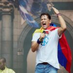 Carlos Vives Instagram - 1. Mi chica y yo amamos Madrid 🇪🇸 @claudiaelena 2. Tuvimos gratas conversaciones con la prensa española 3. Coger sol es mi debilidad 4. Los que durmieron ahí me acompañaron desde la prueba de sonido!!! Gracias 5. Que celebremos siempre lo que nos une❤️ 6. Que hay que hacer viejo Ryan... 👀 @ryancastrro 7. No importa en que lugar estaban, a todos los sentí conmigo 8. ❤️🇪🇸 Madrid, España