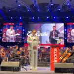 Carlos Vives Instagram - Puedo imaginarme a todos los académicos que estuvieron de acuerdo en entregarme este reconocimiento y yo me atrevería a decir que lo que más valoran no son nuestros éxitos internacionales o la innovación de nuestra propuesta musical, ni los premios, ni el hall de la fama, sino creo que ellos descubrieron que mis sueños siempre han estado aquí🇨🇴 Gracias a la Uninorte por este reconocimiento y por todo el cariño con el Universo Vives. ¡Me gradué!🎓 #VIVESUninorte @uninorteco @sinfonicadecolombia @santicruz @monsieurperine @estereobeat @nicollehorbath ¡Los quiero! Universidad Del Norte